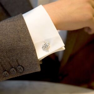 Botões de punho em ouro branco com diamantes da coleção knot me da Leitão & Irmão