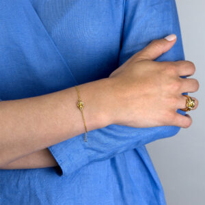 Pulseira e anel em ouro amarelo com diamantes da coleção knot me da Leitão & Irmão
