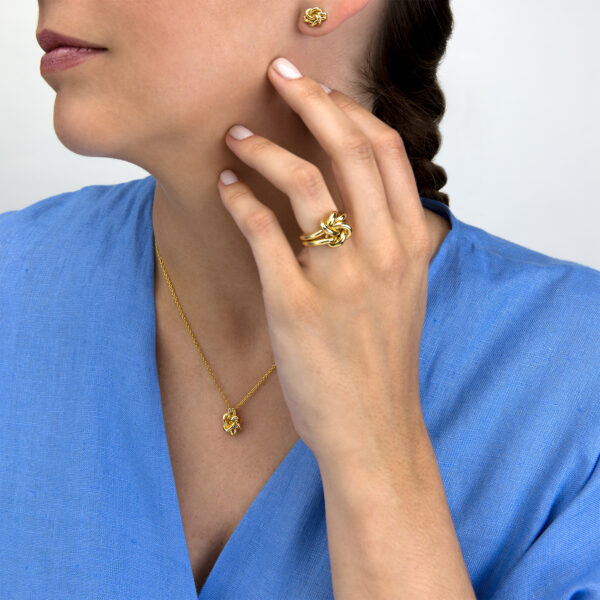 Fio, brincos e anel em ouro amarelo da coleção knot me da Leitão & Irmão