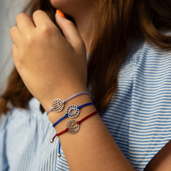Modelo com pulseira da sorte, motivos mão de Fátima, olho turco e joaninha da Leitão & Irmão