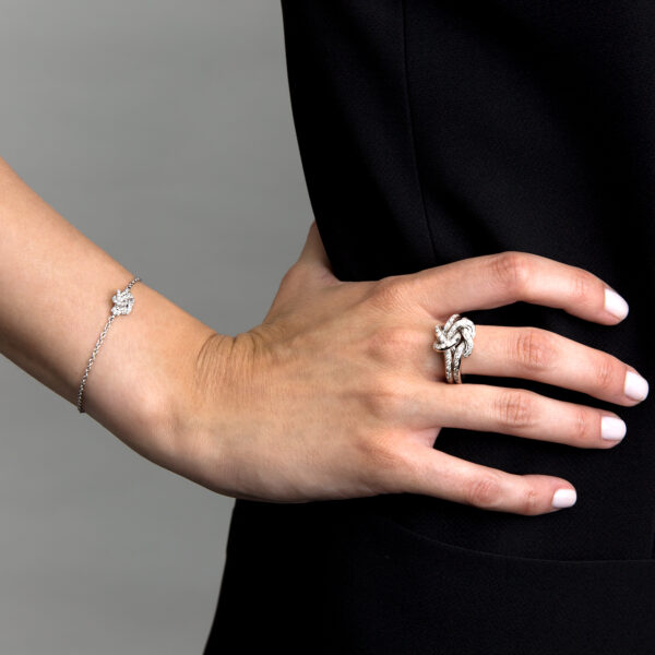 Pulseira e anel em ouro branco com diamantes da coleção knot me da Leitão & Irmão