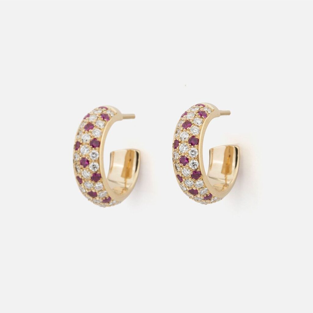 par de brincos em ouro amarelo com diamantes e rubis coleção fancy da Leitão & Irmão