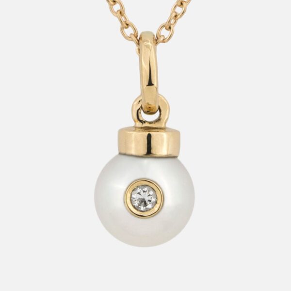 Fio com a aplicação de 1 diamante e de uma pérola akoya em ouro da Leitão & Irmão.