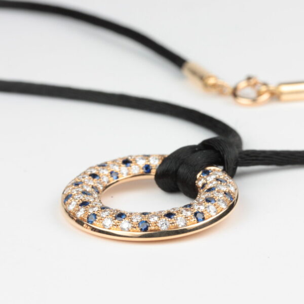 Pendente em ouro com diamantes e safiras azuis coleção fancy da Leitão & Irmão