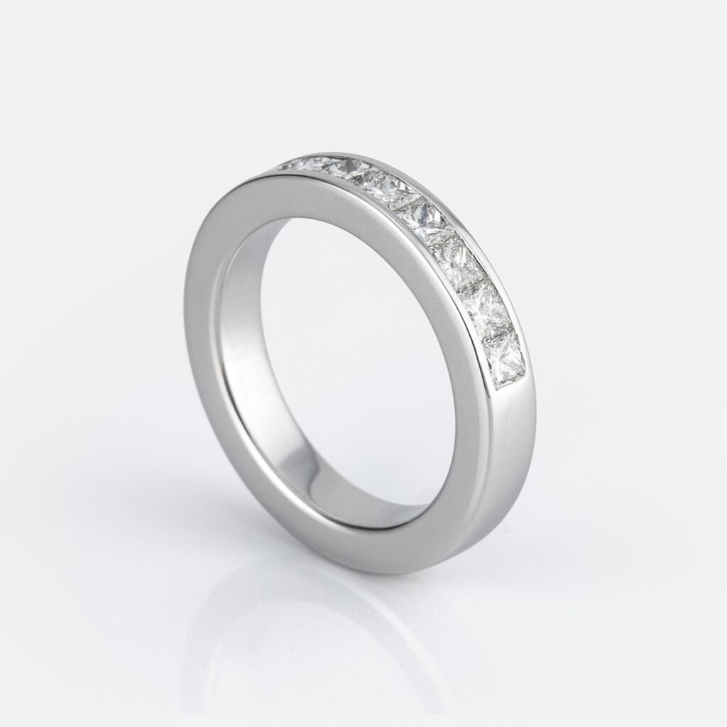 Anel memórias em ouro branco com diamantes da Leitão & Irmão