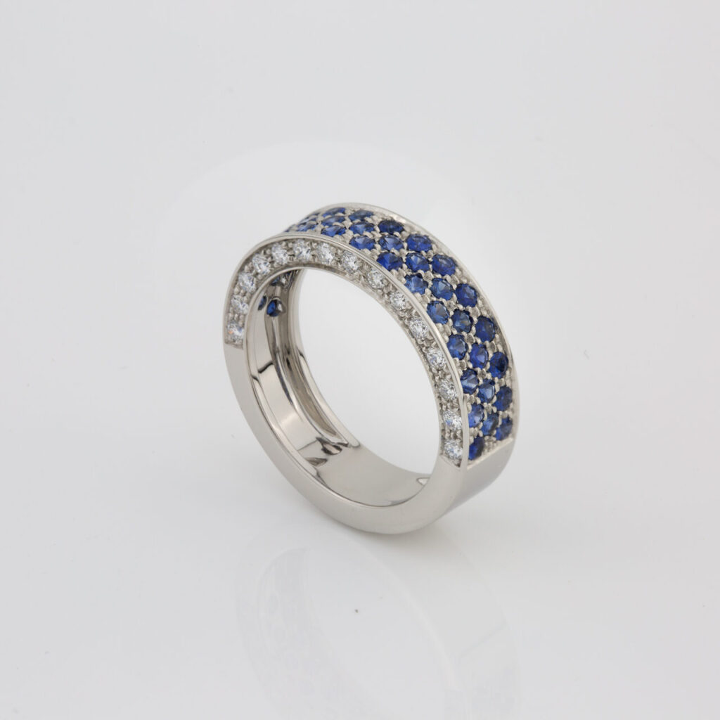 Anel em platina com diamantes e safiras pavé da Leitão & Irmão