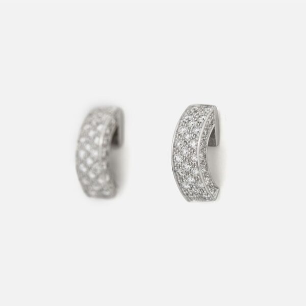Par de brincos em ouro branco e diamantes pavé da Leitão & Irmão