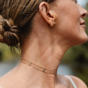 Choker em ouro e diamantes e brincos em ouro e rubis em forma de abelha da Leitão & Irmão x Débora Montenegro