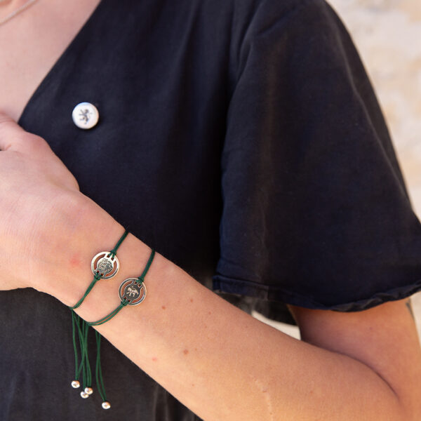 Modelo com pulseira jubas em prata com fio verde escuro Sporting CP Jewels da Leitão & Irmão