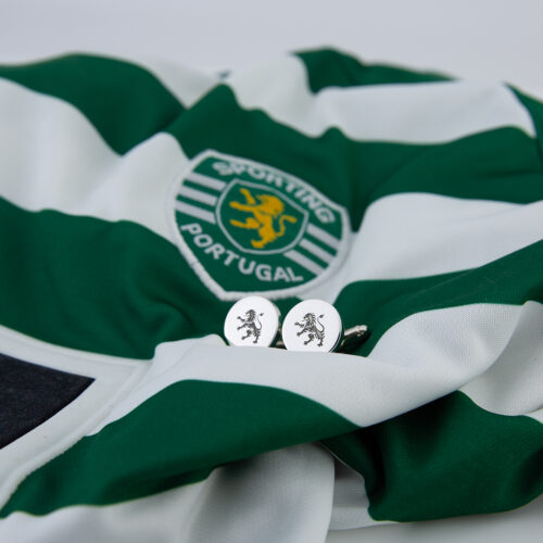Foto em ambeinte com botões de punho Leão em prata da Sporting CP Jewels da Leitão & Irmão