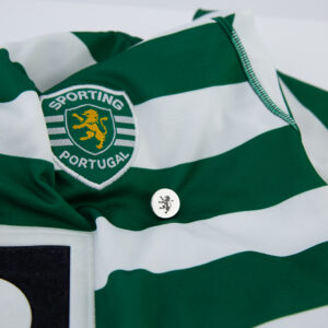 Foto em ambiente com Pin em prata da coleção Sporting CP Jewels da Leitão & Irmão