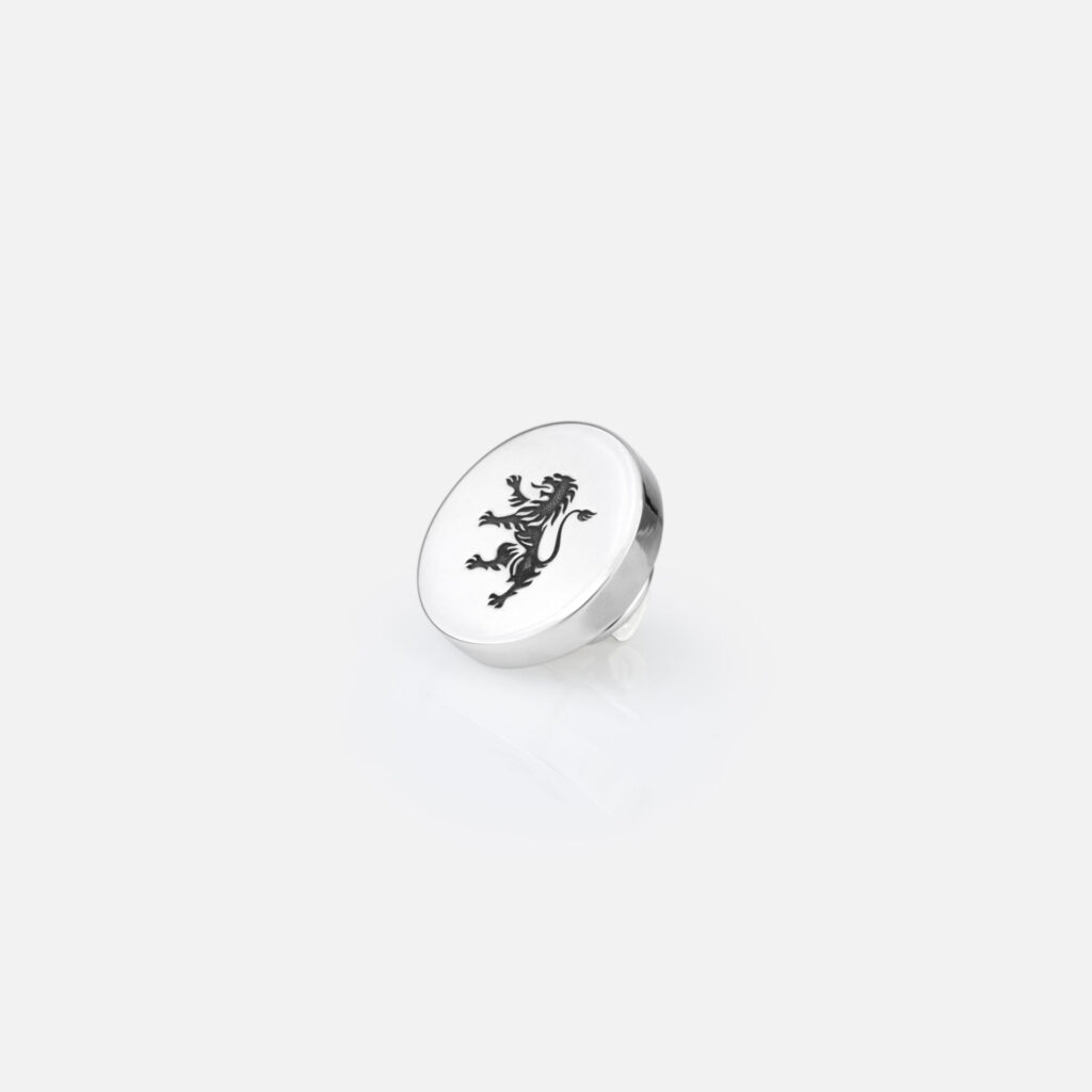 Pin em prata da coleção Sporting CP Jewels da Leitão & Irmão