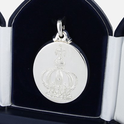 Medalha de berço em prata com motivo coroa de nossa Senhora da leitão & Irmão